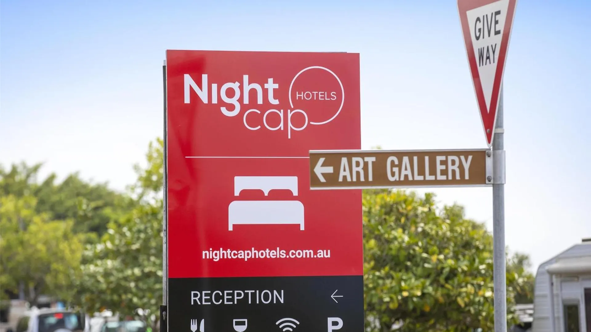Nightcap At Marine Hotel Cardwell
